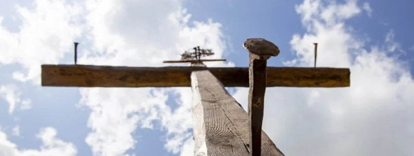 Das Kreuz, noch mit Nägeln eingeschlagen von unten fotografiert