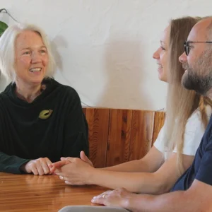 Allein? Zu zwein? Das Leben gestalten – mit oder ohne Partner. Bild von Ursula Räder, Judith und Simon Heymann an einem Tisch.