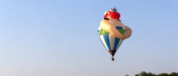 Obelix-Heißluftballon fliegend