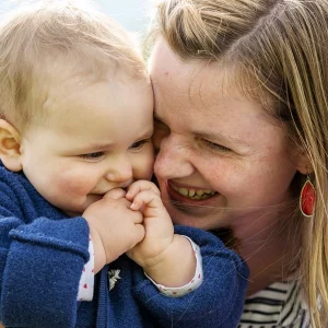 Mit den Augen einer Mutter. Staunen über Gottes Liebe. Bild einer Mutter mit ihrem Kind.