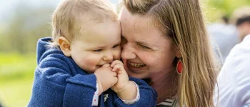 Mit den Augen einer Mutter. Staunen über Gottes Liebe. Bild einer Mutter mit ihrem Kind.