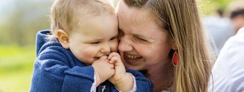 Mit den Augen einer Mutter. Staunen über Gottes Liebe. Bild einer Mutter mit ihrem Kind.