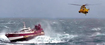 Schiff in Seenot. Rettungshubschrauber schwebt über der See