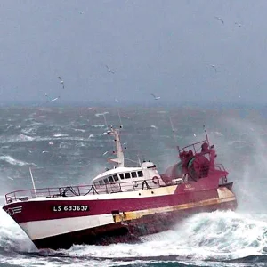 Schiff in Seenot. Rettungshubschrauber schwebt über der See