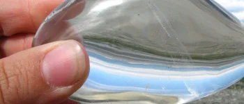 Strandlandschaft durch einen Glasstein betrachtet.