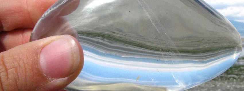 Strandlandschaft durch einen Glasstein betrachtet.