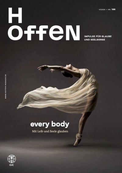 Eine Balletttänzerin in wehendem Kleid.